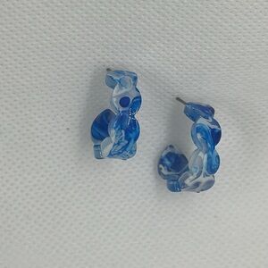 Casual or formal: Hoop earrings with a backcatch closure